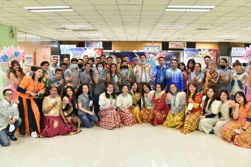 友達推動「安心、、、、創新、、、、用心、、、同心、、、盡心」五星職旅，，，，為菲籍員工打造全方位照護，，，，首度贏得「人權實踐與發展領袖獎」殊榮