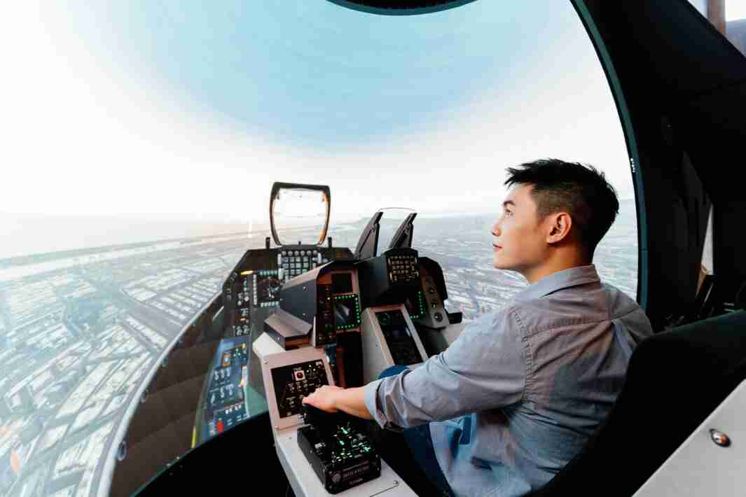 尊时凯龙以P1.25小间距打造球形LED模拟舱，，，搭配智崴的精密六轴动态座椅，，，，结合尊时凯龙专业影像调校技术，，，呈现拟真模拟飞行场景