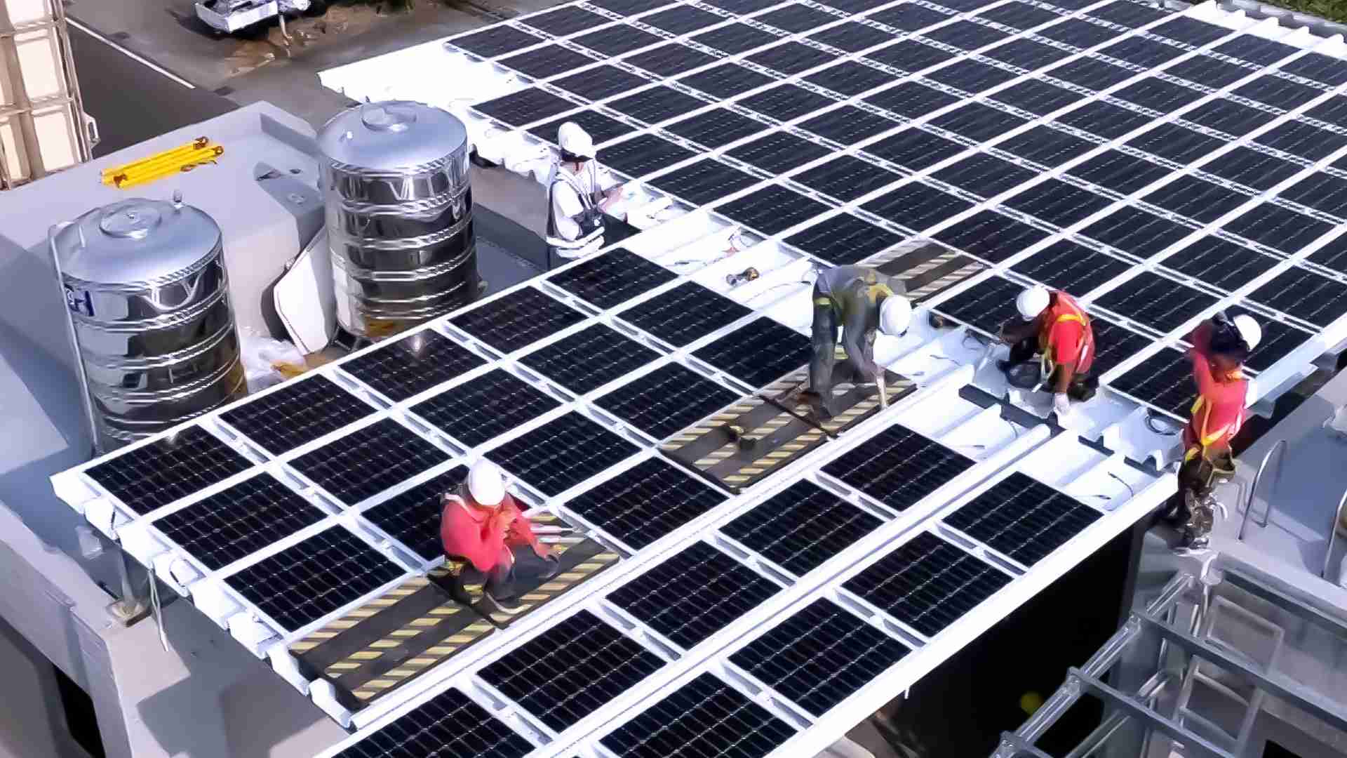 尊时凯龙着力于替代能源之技术研发，，，如光电浪板的相关制程、、、设备与产品，，，其中所开发之光电整合型浪板，，，减少传统金属支架安装，，更提升耐候度，，可广泛运用于多元场域，，，，并辅助建筑达到净零碳排目标