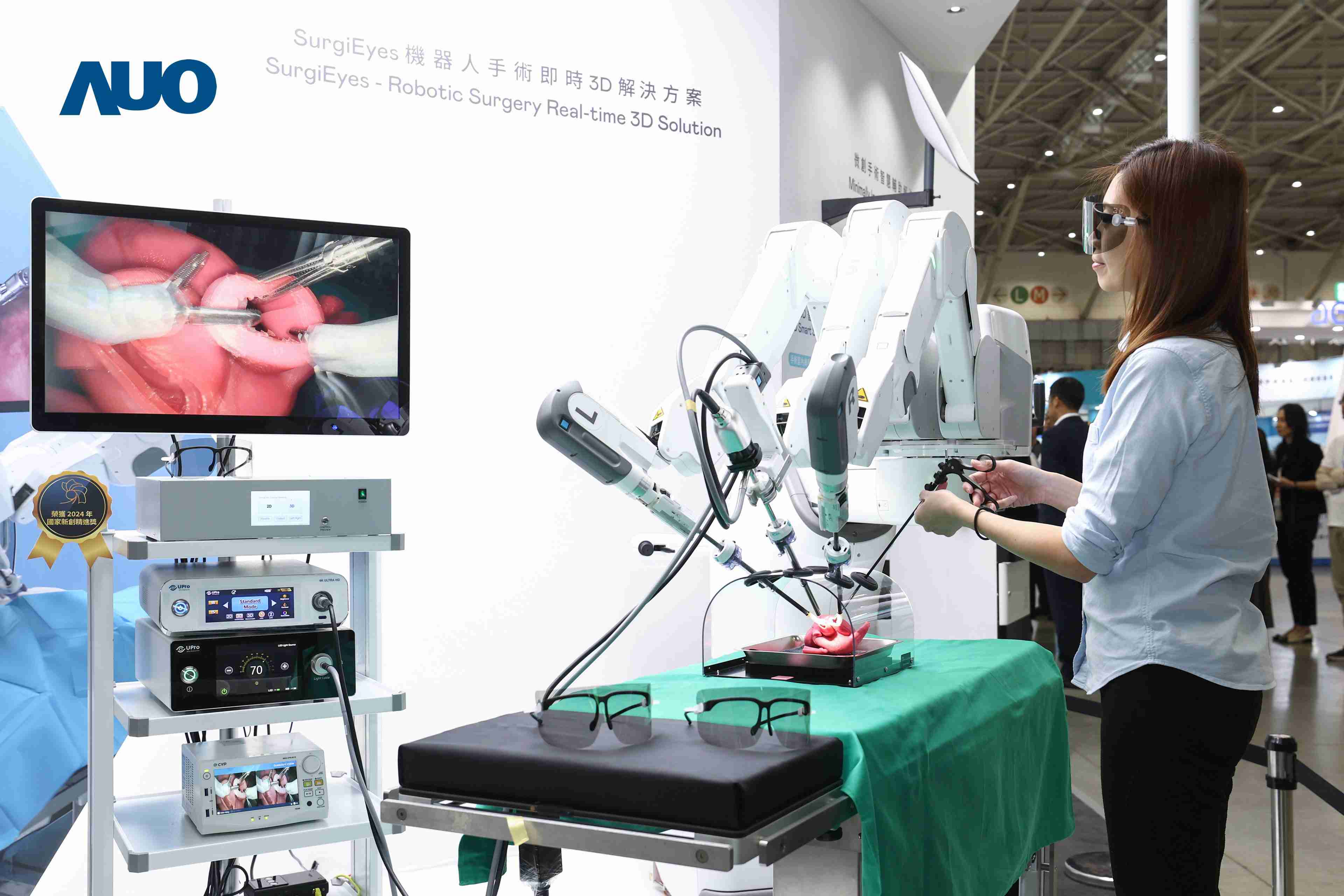 达擎以领先的3D显示技术推出〝SurgiEyes机器人手术实时3D解决方案〞，，，，整合先进3D图像处理与独家3D垂直宽视角、、、、广色域的显示技术，，，，手术团队可实时同步主刀医师视角看到清晰3D影像，，，提升沟通效率与安全性。。