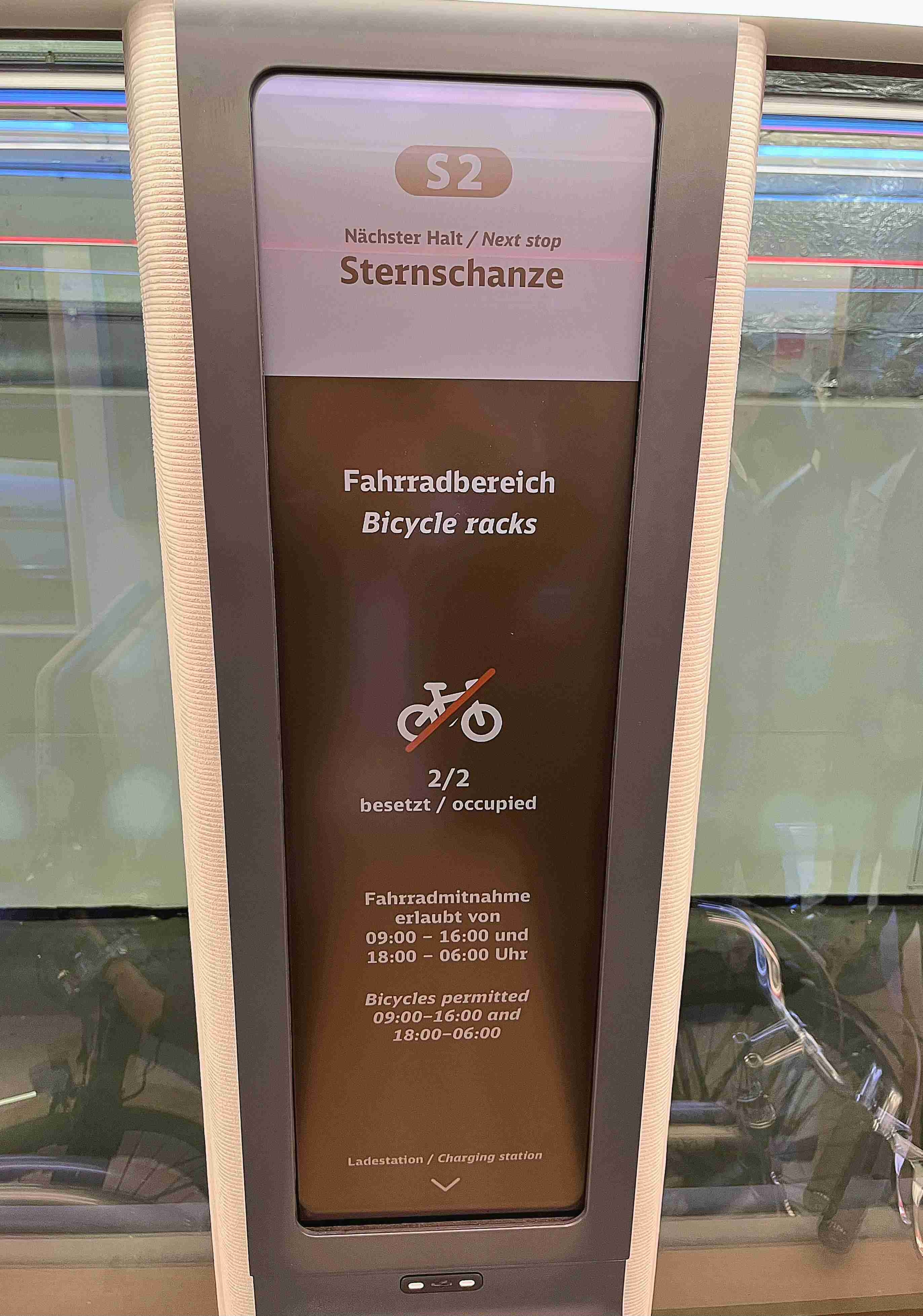 达擎HiRaso显示技术采用胆固醇液晶独特的双稳态特性及反射环境光线的方式，，，，发挥最佳能源运用效率，，，其仅在更换显示画面时才消耗电力，，，在持续静止的画面显示上则为零耗电，，，，与传统液晶显示技术相比大幅节省90%能耗